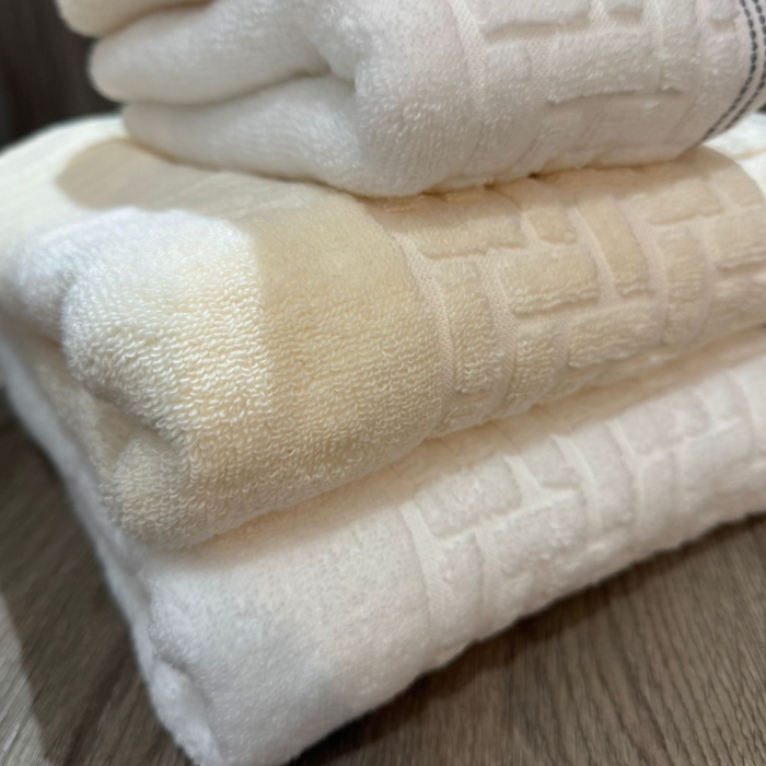 Kit 2 Toalhas Banho e 2 Toalhas Rosto Branca e Bege Super Soft Macia - Imagem 2